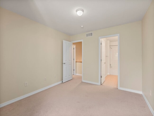 Building Photo - Beautiful 2 Bed 2.5 Bath Townhouse in SE F...