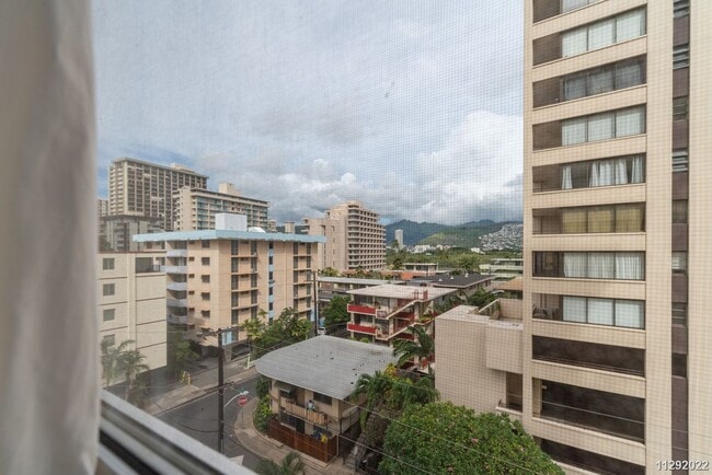 Building Photo - Immaculate, Spacious, Fully Furnished, Rec...