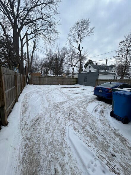 Building Photo - 1146 Plymouth Ave S