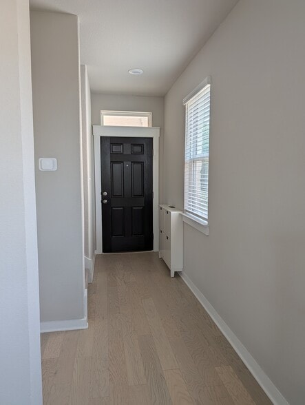 Building Photo - 2316 Calvert Dr