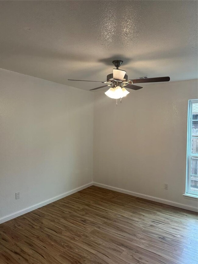 Building Photo - 1318 Alviola Ave