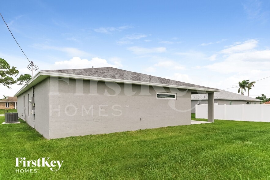 Building Photo - 1809 SW Cycle St