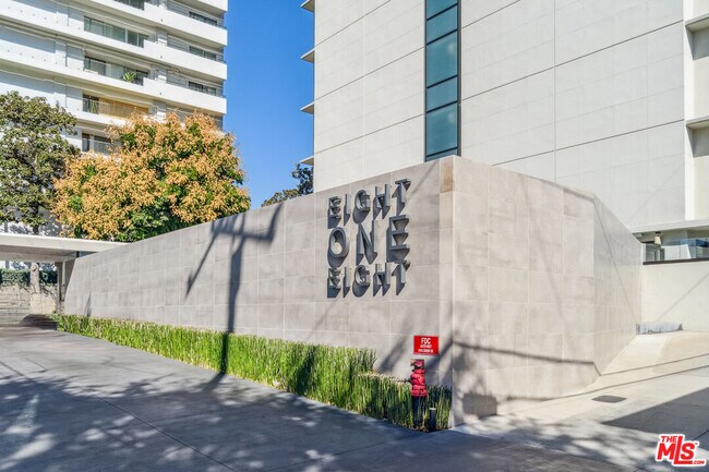 Building Photo - 818 N Doheny Dr
