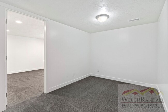 Building Photo - 4 Bedroom 2 Bath Duplex Home in Washington...