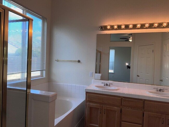 Building Photo - Single Story 3 Bedroom 2 Bathroom Home in ...