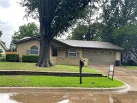 Building Photo - 811 Quail Terrace