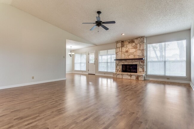 Building Photo - BEAUTIFUL SINGLE STORY HOME IN OAK HOLLOW