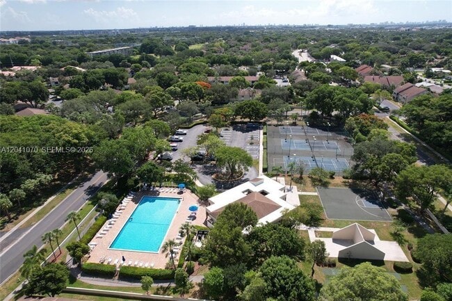 Building Photo - 703 Gardens Dr
