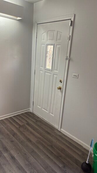 Building Photo - 929 W North Ave