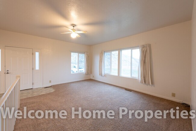 Building Photo - Beautiful Country Home on 1 Acre