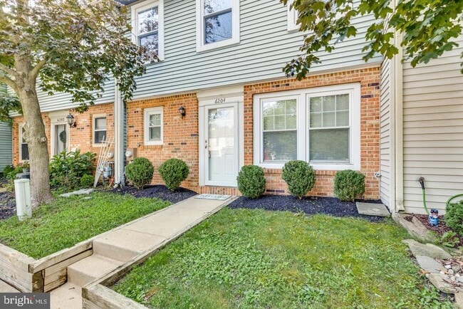 Building Photo - 6204 Red Haven Dr