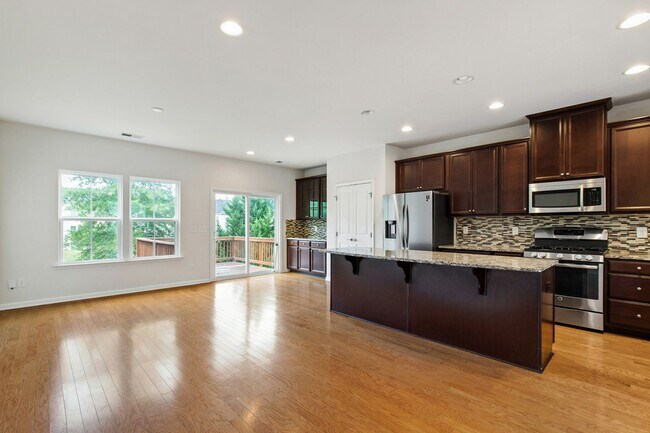 Building Photo - Beautifully Maintained 4BR/3.5BA End-Unit ...