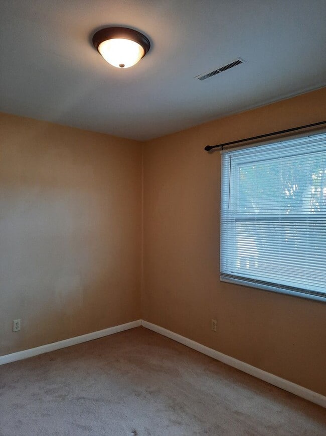 Building Photo - 3 BED | 1 BATH | SINGLE GARAGE | SOUTH