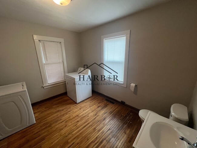 Building Photo - Family-Friendly 3 Bedroom Home with Large ...