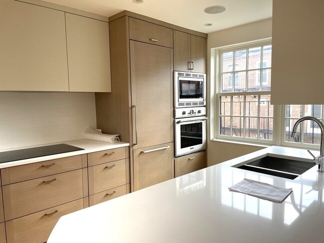 Building Photo - 33 Lawrence St