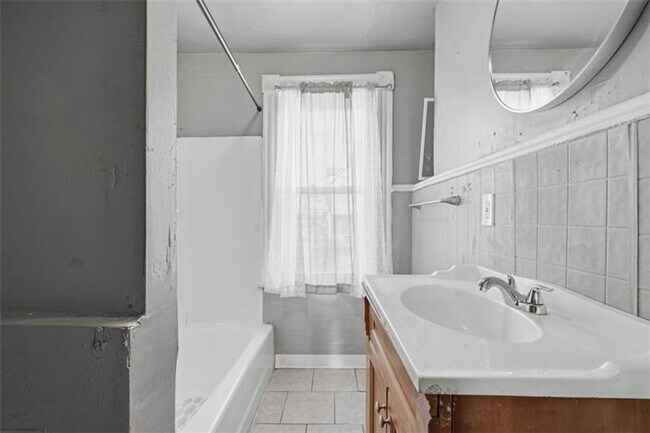 Building Photo - 5-bedroom, 1-bath home in East Pittsburgh