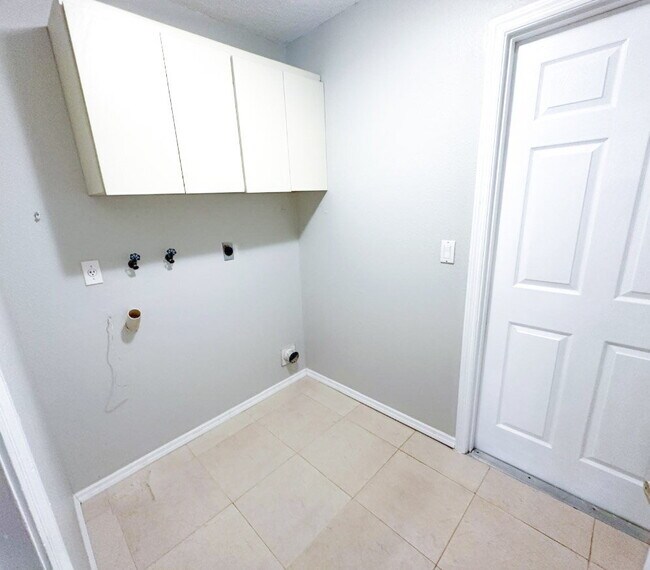 Building Photo - "Charming 3-Bedroom Home with 2 Full Baths in Lakeland – Spacious 1514 Sq Ft Haven!"