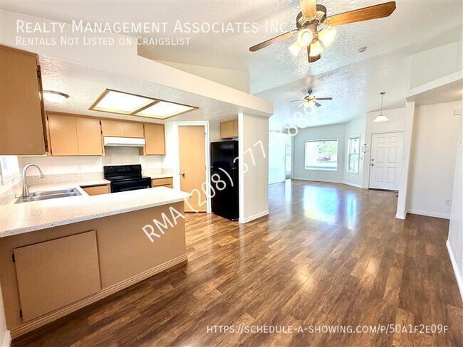 Building Photo - 2324 Yucca Pl