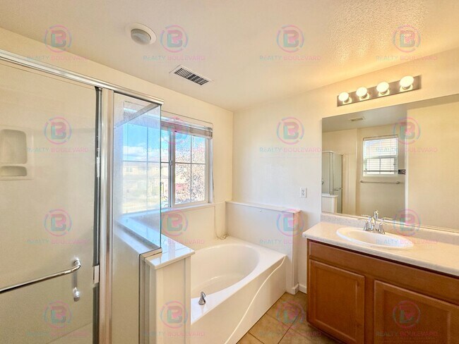 Building Photo - Spacious 4-Bedroom 3 Bath, 3 Car Garage Home with Loft, Living Room and Family Room Outdoor Kitch...