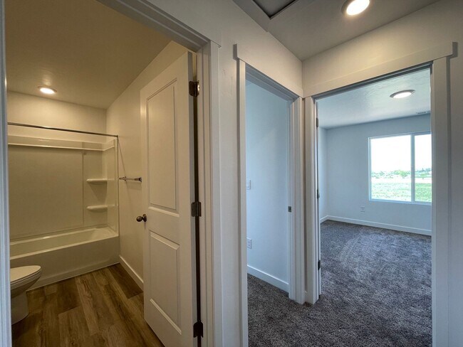 Building Photo - 3-Bedroom Townhome in Santaquin!