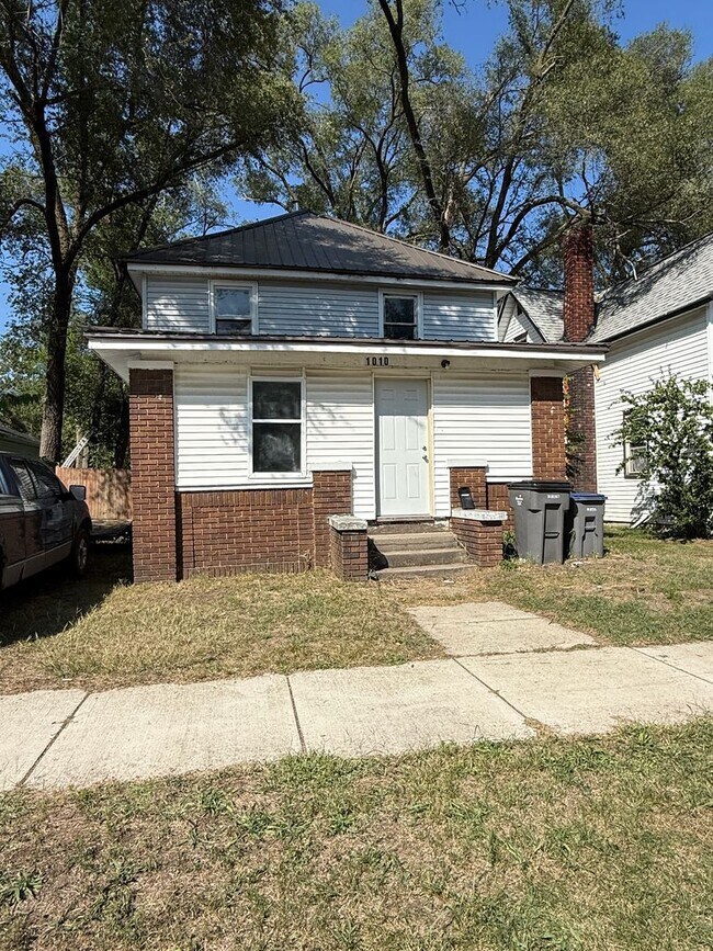 Primary Photo - Large 4 bedroom Home