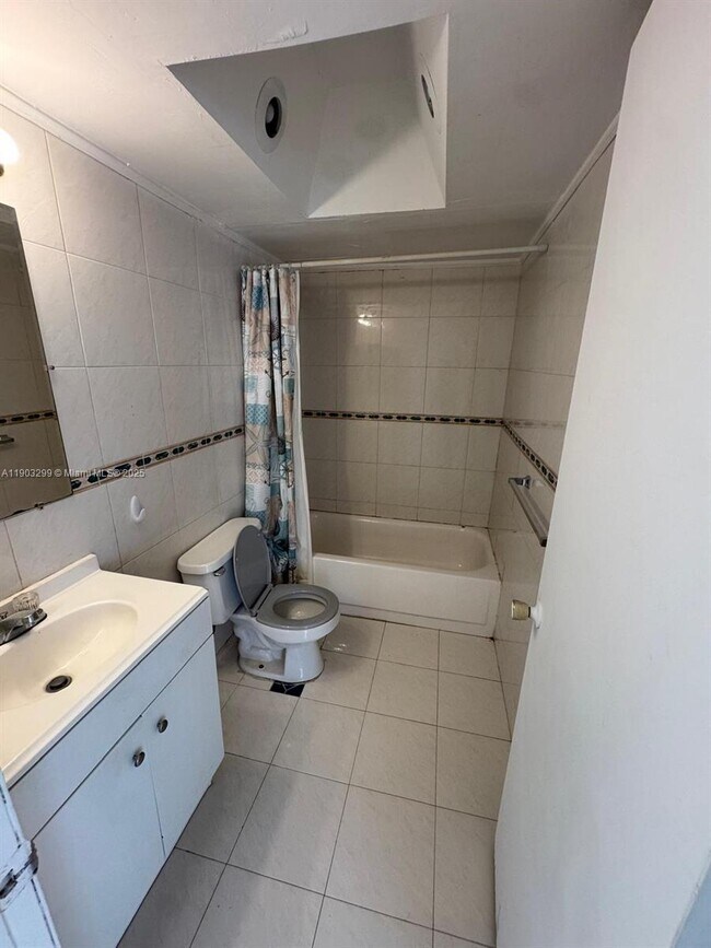 Building Photo - 2025 NE 164th St