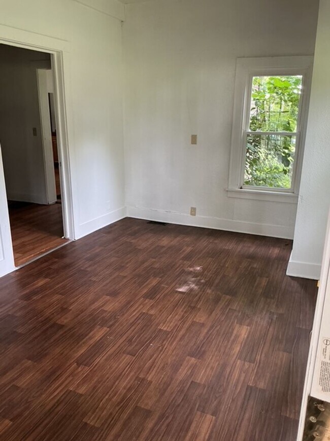 Building Photo - 5 bedroom / 2 bathroom House in Peoria