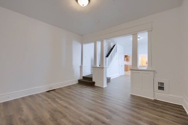 Building Photo - 5 bedroom 1.5 bath. Home available now.