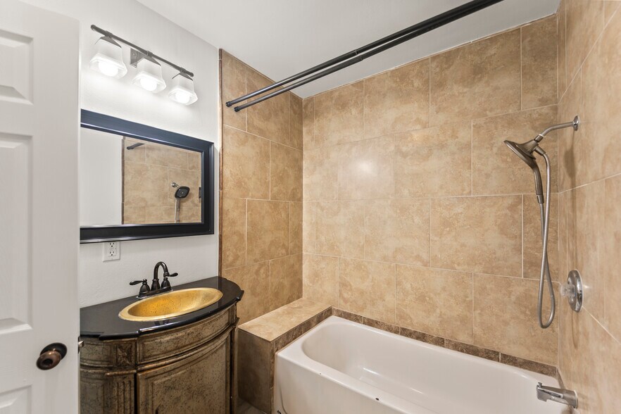 Full bath - 12938 Jefferson Ave