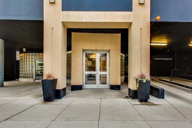 Building Photo - 1309 N Wells St