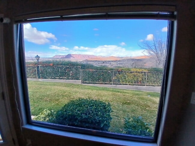 Building Photo - Pool, pickleball, views plus 3 bed 2 bath home.