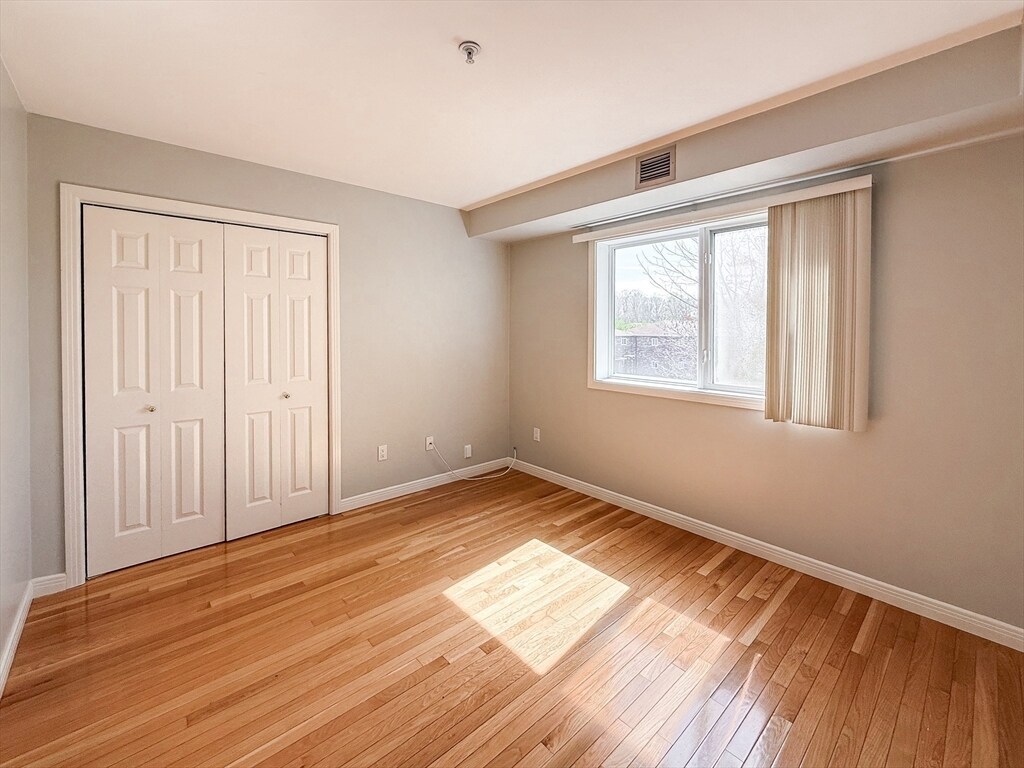 Building Photo - 60 Broadlawn Park