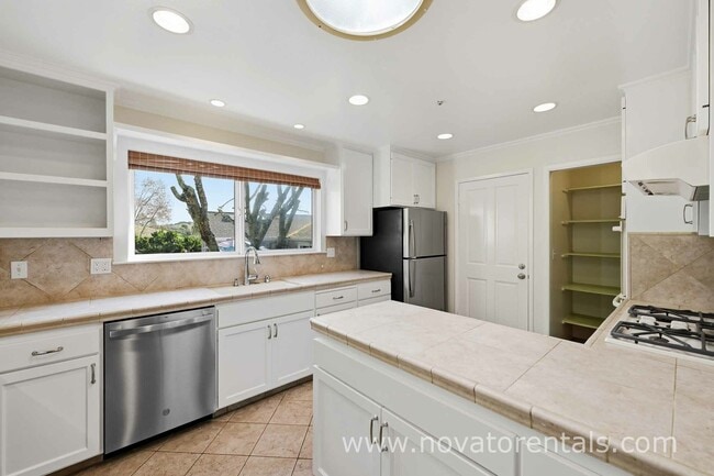 Building Photo - 40 Martinez Ct