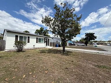 Building Photo - Charming Centrally Located Home | Wood Floors + Fenced Yard