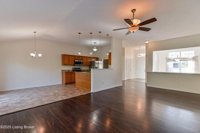 Building Photo - 220 Rockcrest Way