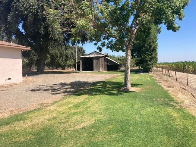 Building Photo - Turlock Country Living 3 Bedroom 2 Bath Home