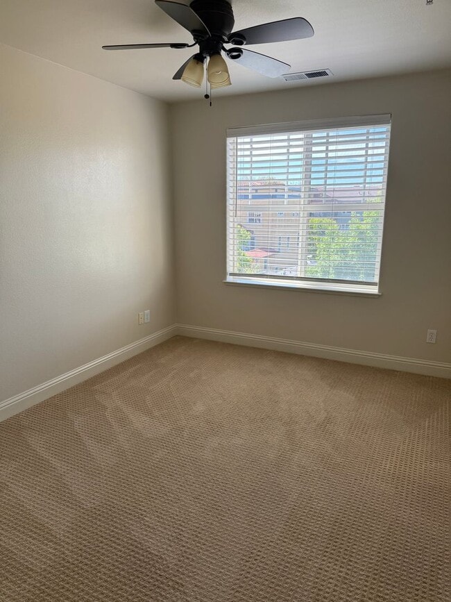 Building Photo - Well maintained 3 bedroom, 2.5 bath condo close to Windsor Town Green