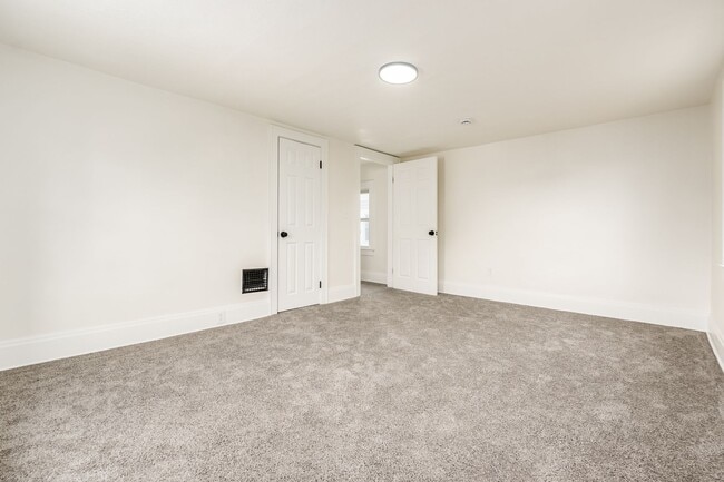 Building Photo - 479 Siebert St