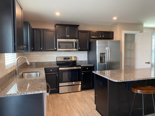 Building Photo - 7451 Pinwheel Dr