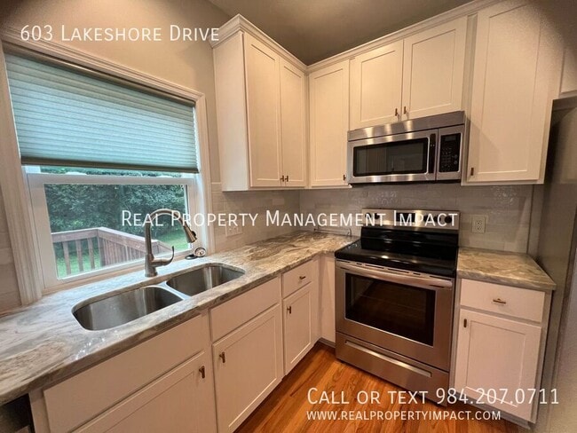 Building Photo - 603 Lakeshore Dr