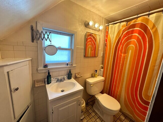 Building Photo - 309 6th Ave NE