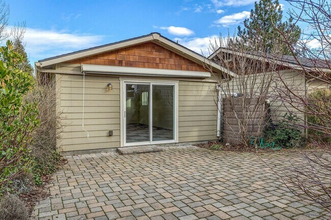 Building Photo - Beautiful home on large, landscaped flag lot - Available Now