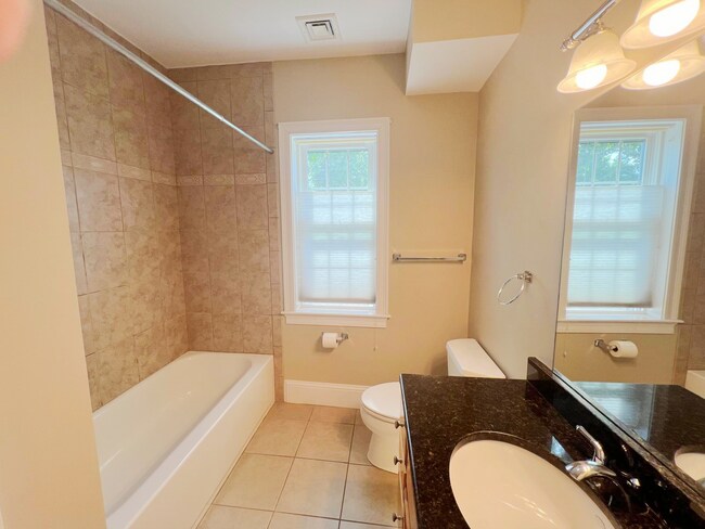 Building Photo - AVAILABLE NOW! Elegant 3-Bed Condo in Prim...
