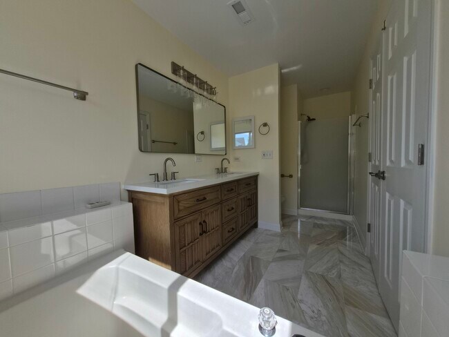 Building Photo - 2355 Shiloh Dr