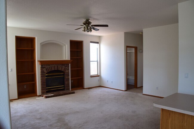 Building Photo - Beautiful 5 bedroom home w/ 3 car garage in Littleton