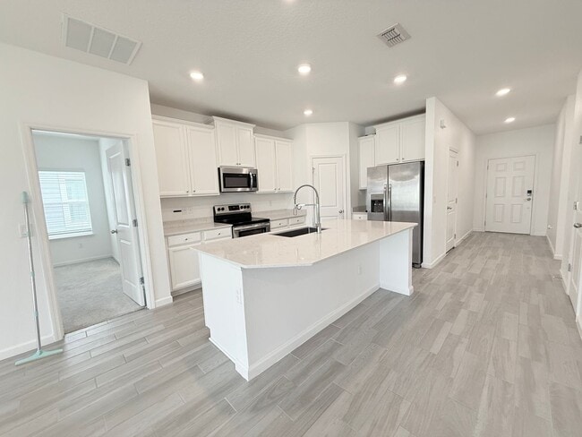 Building Photo - Like New Home In Highland Chase