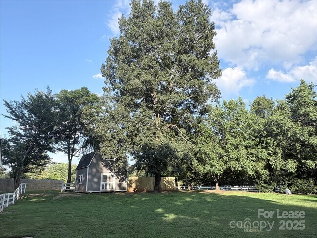 Building Photo - 7901 Saddleview Ct