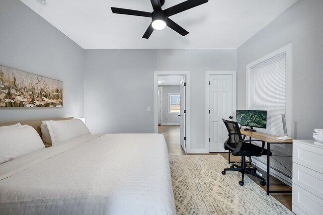 Building Photo - Remodeled 1BD, 1BA in the Highlands with B...