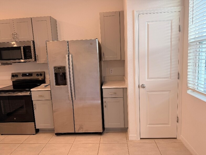 Building Photo - 3068 Skyline Lp