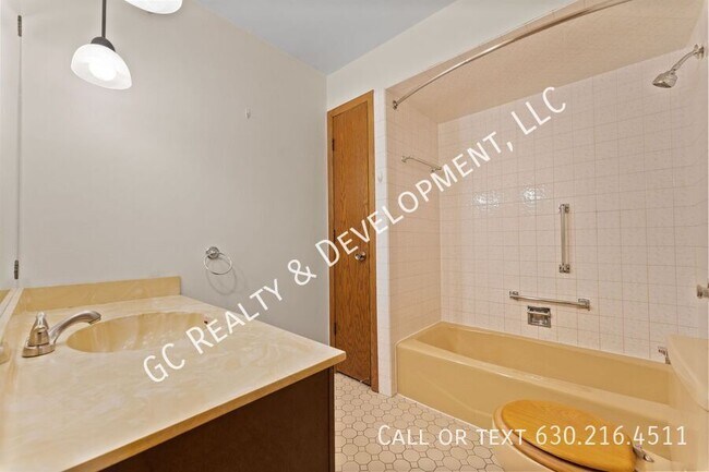 Building Photo - 1513 N La Grange Rd